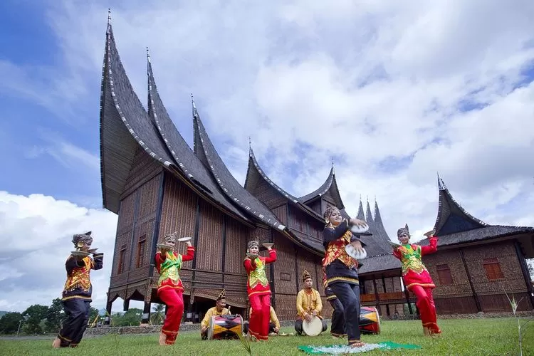  provinisi baru Sumatera Tengah ada tiga wilayah yang meliputi provinsi baru Sumatera Tengah itu pertama Dharmasraya Sijunjung dan Solok Selatan kemudian ada di provinsi Jambi ada Kerinci Muara Bungo dan Sungai Penuh.