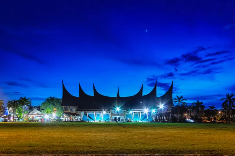 Kota Pariaman diresmikan sebagai kota otonom oleh Menteri Dalam Negeri, Hari Sabarno pada tanggal 2 Juli 2002 berdasarkan Undang-undang Nomor 12 Tahun 2002 tentang pembentukan kota Pariaman di Provinsi Sumatera Barat.