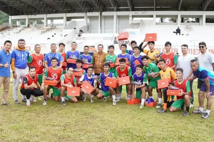 Seluruh Pemain dan Pelatih PS Padang Panjang Terima Sepatu Baru (Kominfo Padang Panjang)