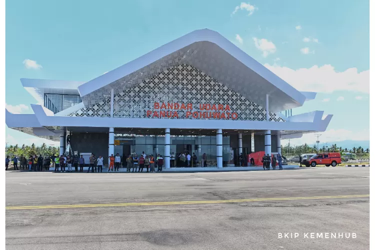 Presiden Jokowi baru saja meresmikan Bandara Panua Pohuwato, di Kabupaten Pohuwato, Provinsi Gorontalo pada Senin, 22 April 2024.