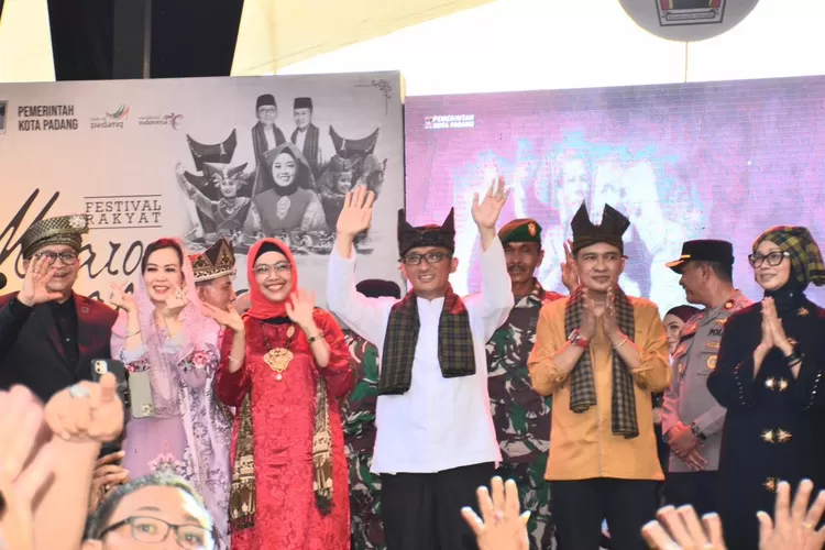 Wako Padang Hendri Septa bersama Wawako Padang Ekos Albar saat Festival Rakyat Muaro Padamg (Humas Pemko Padang )