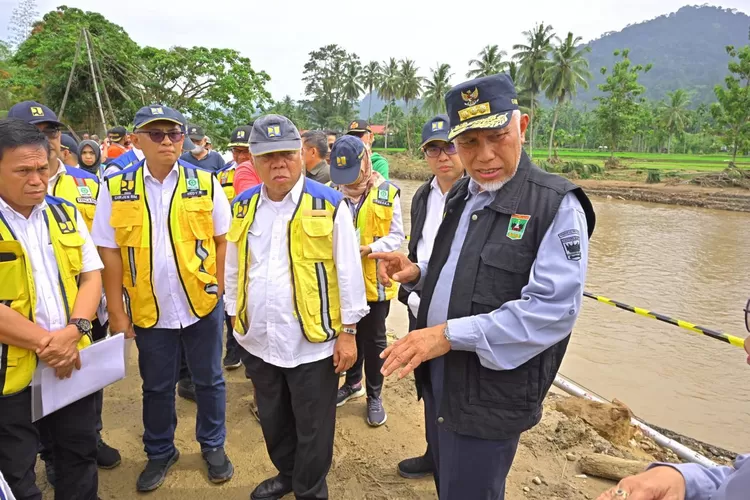 Gubernur Sumatera Barat, Mahyeldi Ansharullah bersama Menteri PUPR, Basuki Hadimuljono. Keduanya dikbarkan akan bertemu pada bulan Mei 2024 guna mendiskusikan sejumlah pembangunan di Sumatera Barat. Salah satunya Flyover Sitinjau Lauik.