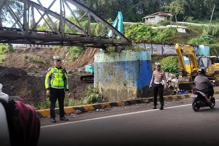 Pasca Dihantam Banjir Lahar Dingin Gunung Marapi, Arus Lalu Lintas di Jembatan Kelok Lubuak Hantu Kembali Normal (IST)