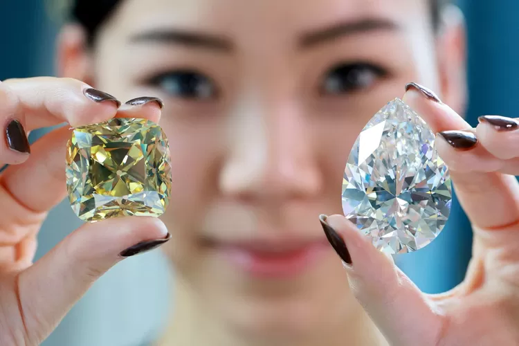 Berlian adalah batu permata yang terbuat dari intan. Produk berlian di dunia sangat sedikit karena sulitnya menemukan intan berkualitas terbaik sebagai perhiasan. Beberapa berlian dikenal dalam sejarah penobatan para raja dan ritual keagamaan, di anataranya adalah Berlian Yobel Emas, Berlian Cullina