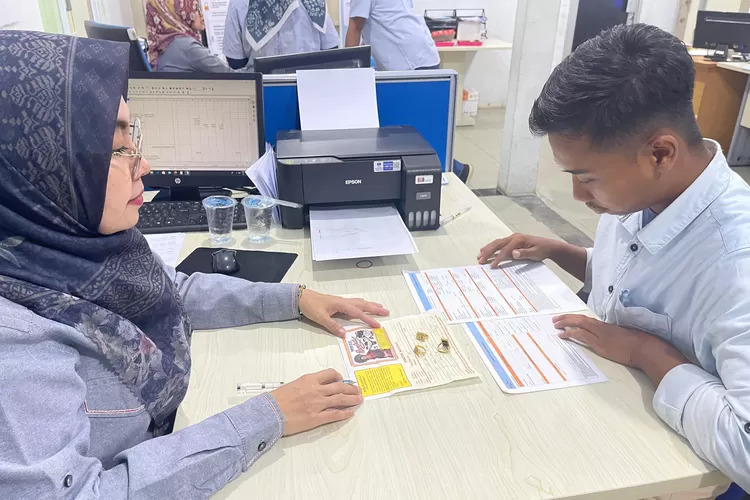 Karyawan Bank Nagari Cabang Syariah Payakumbuh sedang melayani salah seorang nasabah, Rabu (24/4). IST