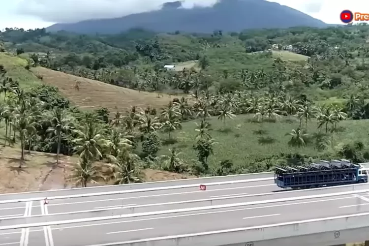 Pembangunan jalan tol ruas Bayung Lencir-Tempino Jambi, bagian dari jaringan jalan tol Trans Sumatera, terus berlangsung dengan progres tertinggi pada seksi ketiga yang mencapai 77% dan ditargetkan selesai pada Juli 2024, dengan upaya mengurangi waktu perjalanan Palembang-Jambi hingga 50%.