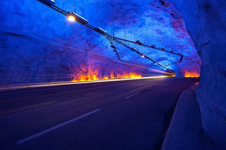 Jalan Tol Payakumbuh Pangkalan melewati pengunungan bukit barisan dan direncanakan dibuat 3 terowongan dengan total Panjang 8 KM dengan biaya Investasi sekitar Rp 9 Triliun Rupiah.