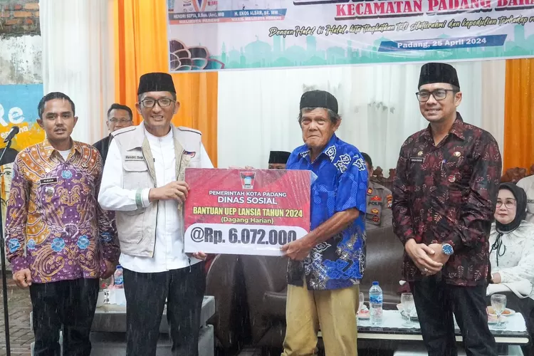 Halal Bihalal Kecamatan Padang Barat, Wako Hendri Septa Serahkan Bantuan UEP (Humas Pemko Padang )