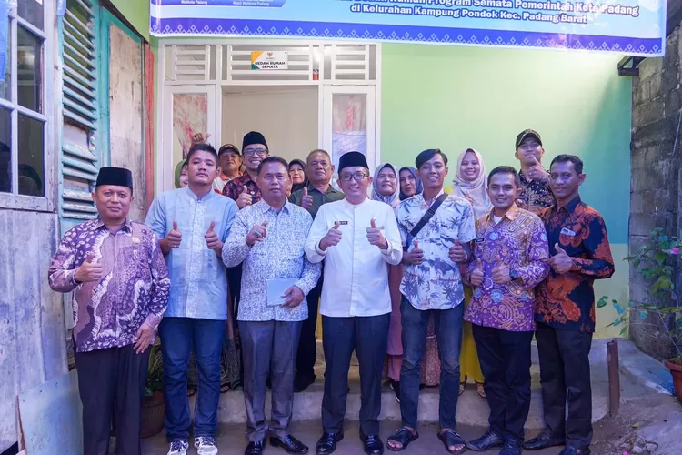 Resmikan Rumah SEMATA Padang Barat, Hendri Septa Dapat Pelukan Bahagia dari Rahmat  (Humas Pemko Padang )