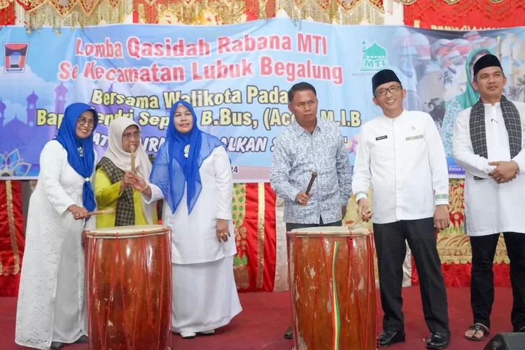 Wako Padang Hendri Septa Tutup Lomba Qasidah Rebana MTI se-Kecamatan Lubeg (Humas Pemko Padang )
