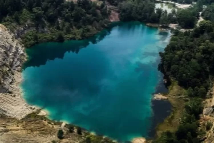Danau Biru berlokasi di daerah Parambahan, Kota Sawahlunto dan tepat berada dalam lingkungan proyek tambang batu bara. Danau ini terbentuk dari bekas galian tambang batu bara.Untuk mencapai lokasi ini berjarak sekitar 13 kilometer dari pusat kota Sawahlunto.