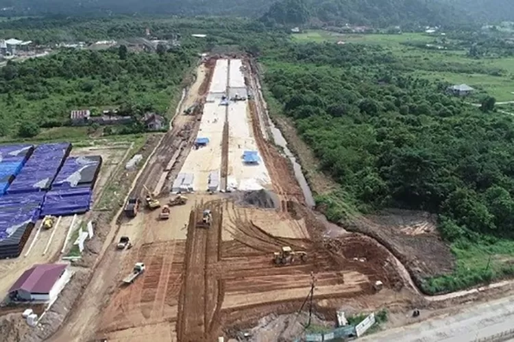 Pembangunan jalan tol super ribet di Indonesia yang kini terus bergulir soal pembangunan jalan tol di Sumatera Barat banyak warga di berbagai nagari menolak pembangunannya