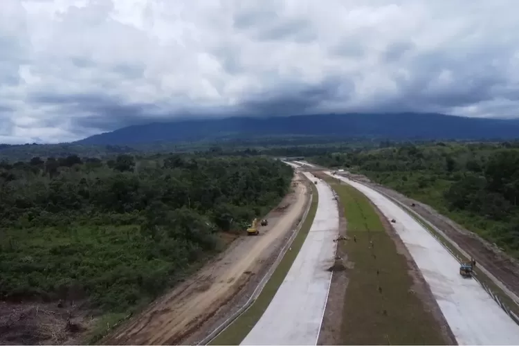 Jalan Tol Padang-Sicincin di Sumatera Barat ini direncanakan akan beroperasi pada Juli tahun 2024. Jalan tol ini merupakan rangkaian dari mega proyek Jalan Tol Trans Sumatera (JTTS). (Dok: TVRI Sumatera Barat)