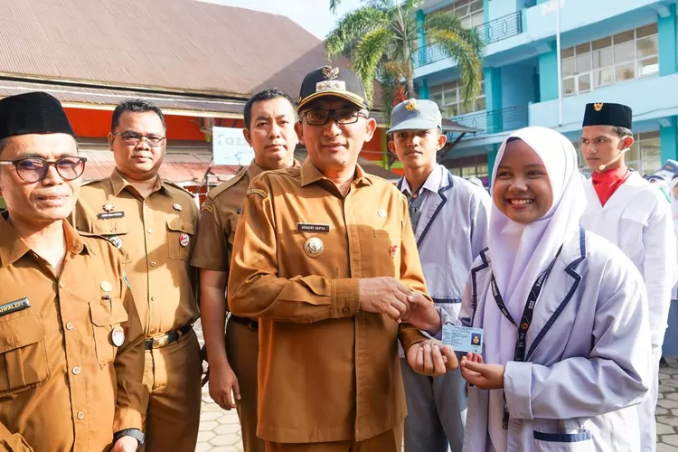 Program KTP-el Wali Kota Padang Mudahkan Pelajar Ketika Lulus Sekolah Mencari Kerja  (Humas Pemko Padang )