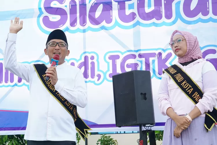 Wali Kota Padang dan Bunda PAUD Genny Hendri Septa Pamit. (Humas Pemko Padang )
