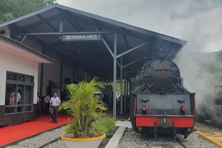 Kerata Api Mak Itam sebagai ikon dari kereta api ini adalah lokomotif uap bergigi eks-SSS, E1060, yang dahulunya beroperasi untuk menarik kereta-kereta api batu bara dari Ombilin ke Teluk Bayur.