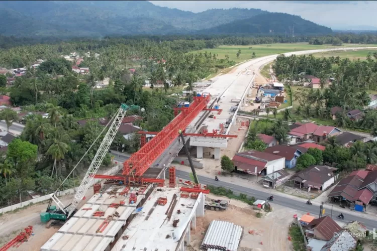Pembangunan Jalan Tol Padang-Sicincin di Sumatera Barat terus dikebt pembangunannya. Progres konstruksinya kian terlihat. Tol ini rangkaian dari Jalan Tol Trans Sumatera (JTTS). (Dok: Hutama Karya)