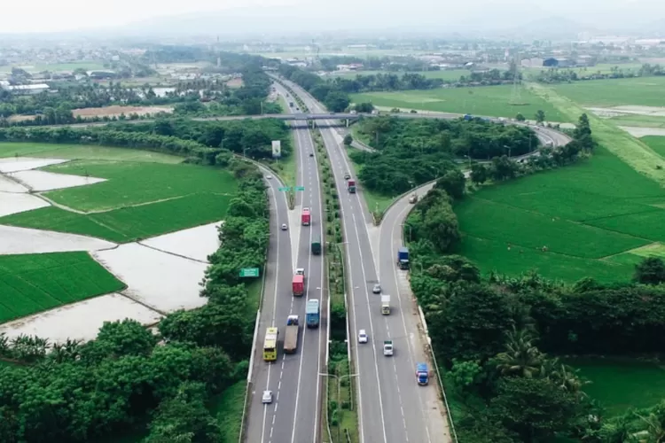 Jalan Tol Padang-Sicincin Didominasi Pemandangan Alam Serba Hijau dan Bukit Barisan (bpjt.pu.go.id)