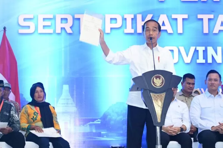 Presiden Jokowi menyerahkan 10.323 sertifikat tanah elektronik kepada masyarakat yang dipusatkan di GOR Tawang Alun, Kabupaten Banyuwangi, Provinsi Jawa Timur. (www.presidenri.go.id)