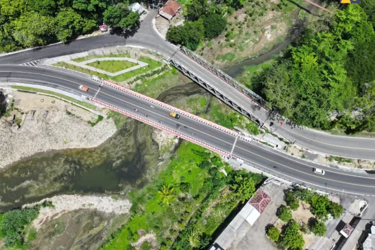 Jembatan tua di Jawa Timur diganti dengan jembatan baru tipe Callendder Hamilton (sahabat.pu.go.id)