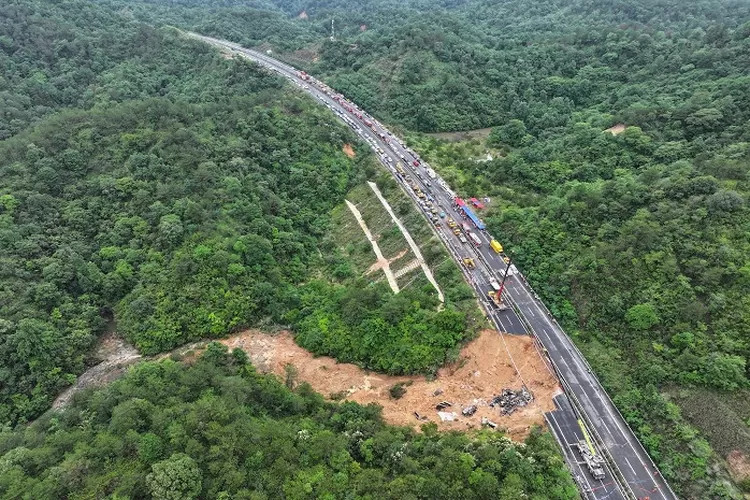 Tanah longsor gerus jalan tol di Cina akibat hujan deras