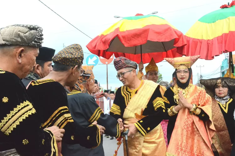 Wako Padang Hendri Septa Sandang Gelar Datuk Alam Batuah Suku Caniago Sumagek  (Humas Pemko Padang )