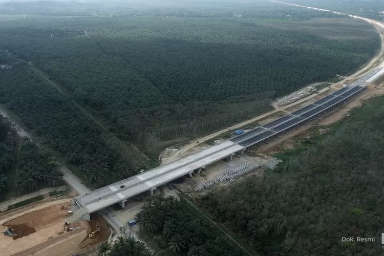 Pemerintah Pusat mendukung penuh penyelesaian proyek Jalan Tol Trans Sumatera (JTTS) khususnya di Provinsi Aceh dan Suamtera Utara. Kedua proyek di masing-masing daerah di targetkan tuntas di akhir tahun 2024. (Dok: Hutama Karya)