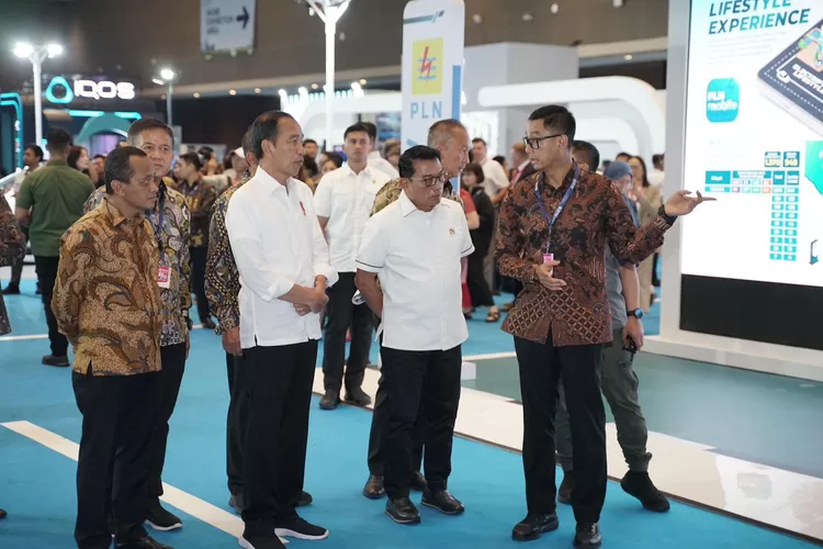 Dikunjungi Presiden Jokowi, Dirut PLN Paparkan Kesiapan Ekosistem Kendaraan Listrik di Booth PLN di PEVS 2024 (Humas PLN)