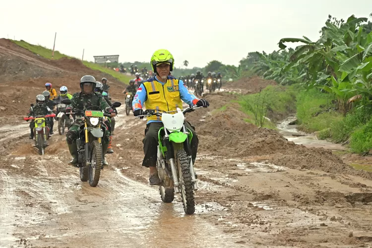 Gubernur Sumatera Barat, Mahyeldi Ansharullah saat berkunjung ke proyek pembangunan Jalan Tol Padang-Sicincin. Proyek rangkaian Jalan tol Trans Sumatera (JTTS) ini telah mencapai hampi 96 persen pembebasan lahan. (Humas Pemprov Sumbar)