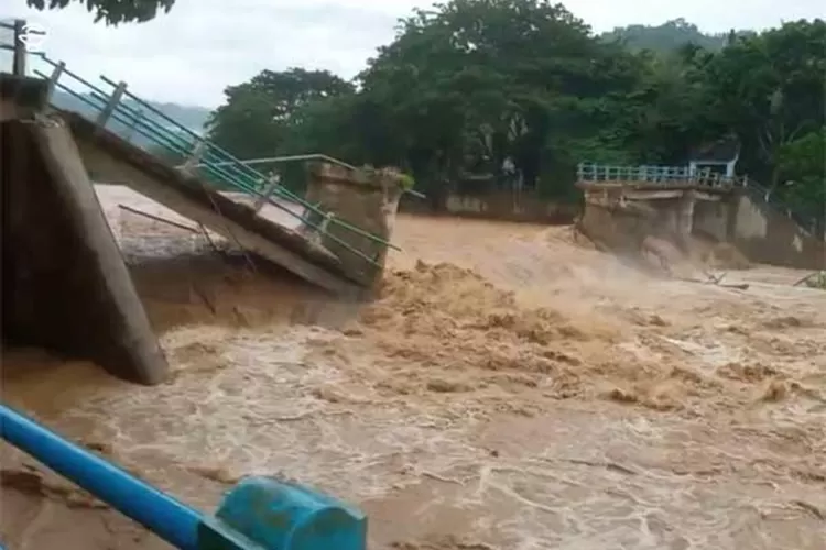 Hujan Lebat Landa Pesisir Selatan, Pemukiman Warga Direndam Banjir dan Satu Jembatan Putus (Kominfo Pesisir Selatan)