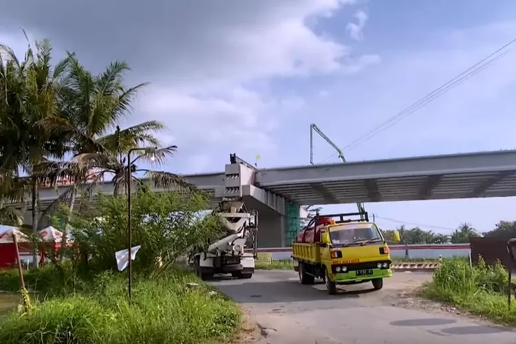 Proyek jalan tol Yogyakarta-Bawen paket 1 seksi 1 terus dikerjakan dengan progres konstruksi mencapai 74% untuk tol sepanjang 8,8 KM.