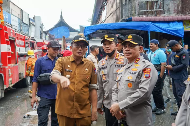 Hendri Septa-Ekos Albar Tinjau Kebakaran Pasar Raya, Ikut Turun Kapolda, Kapolres dan Dandim (Humas Pemko Padang )