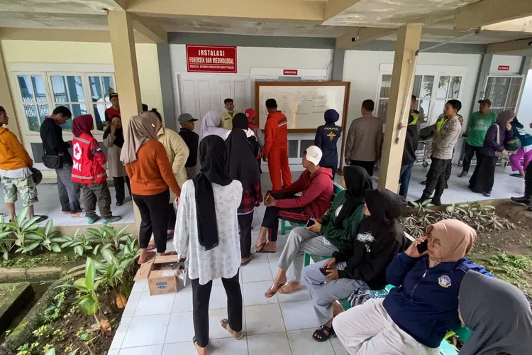 Kekuarga korban jiwa akibat banjir bandang Agam dan Tanah Datar mulai berdatangannya ke kamar jenazah RSAM Bukittinggi 