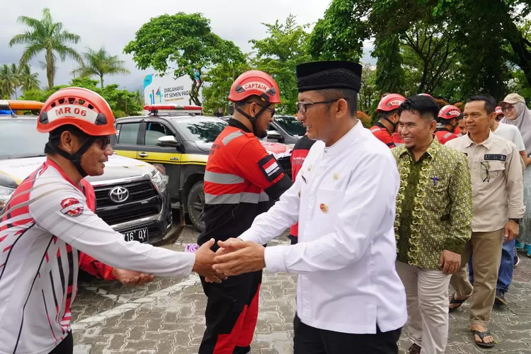 Wako Padang Hendri Septa Salurkan Bantuan Pemko Padang bagi Korban Banjir dan Longsor di Sumbar (Humas Pemko Padang )