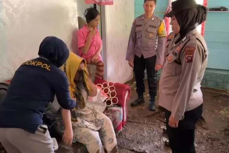 Dambangi Korban Terdampak Banjir Bandang, Dokkes Polres Padang Panjang Lakukan Pemeriksaan Kesehatan (IST)