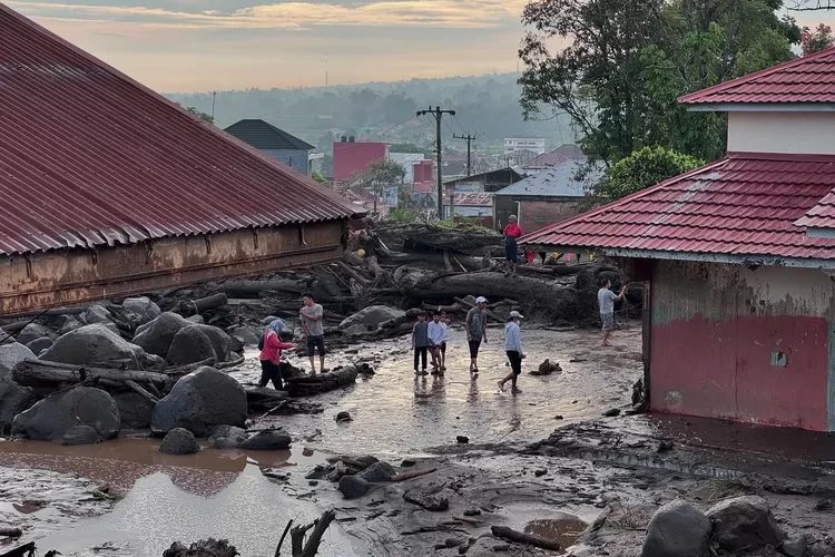 3 kecamatan di Kabupaten Agam porak poranda dihantam banjir bandang (foto: @sudutbukittinggi)