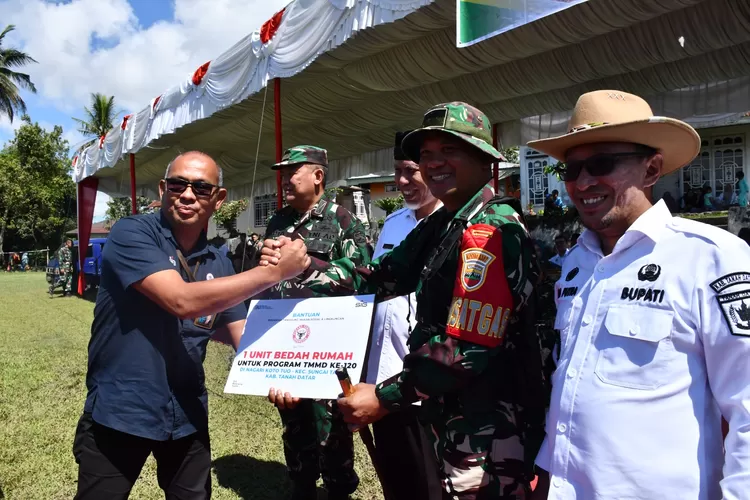 Semen Padang Serahkan Bantuan 1 Unit Bedah Rumah dan 250 Zak Semen untuk Program TMMD di Tanah Datar (IST)