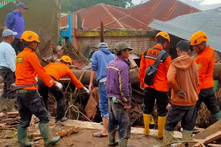 Bencana alam jalan ambles di Sumatera Barat