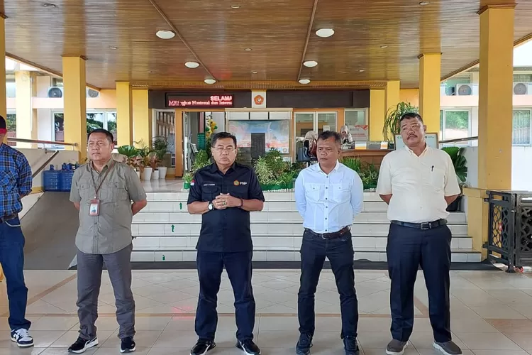 Direktur PNP Surfa Yondri (baju hitam) saat melepas TIM SAR PNP untuk membantu korban Galodo. (Humas PNP )