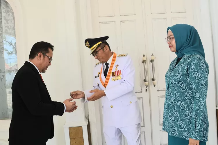 Jabatan Berakhir, Wako Padang Hendri Septa dan Wawako Ekos Albar Serahkan Kunci Rumah Dinas  (Humas Pemko Padang )