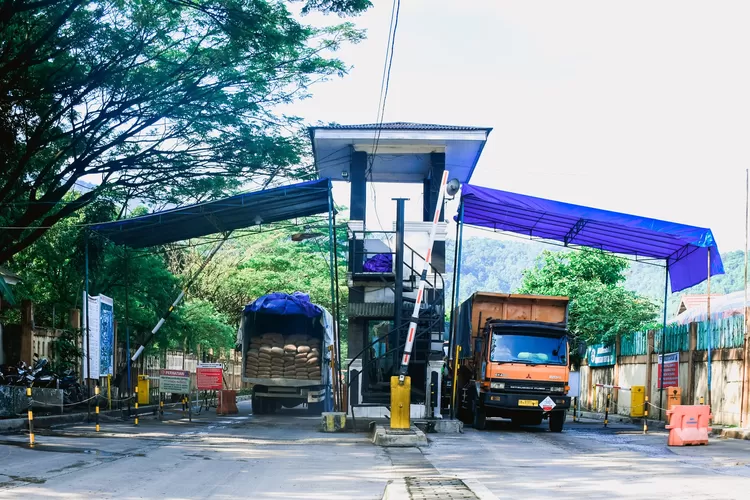 Sebuah truk bermuatan semen keluar dari Packing Plant Indarung (PPI) PT Semen Padang pada Selasa (15/5/2024). Banjir dan longsor yang menimpa sejumlah daerah tidak menganggu operasional PT&nbsp;Semen&nbsp;Padang. (IST)