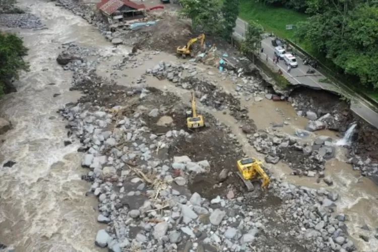 Alat Berat Dikerahkan ke Sumbar untuk Perbantuan Bencana Banjir Lahar Dingin, Sejumlah Jalan Amblas: di Sini Lokasi Ruas Batas Kota yang Dimaksud (pu.go.id)