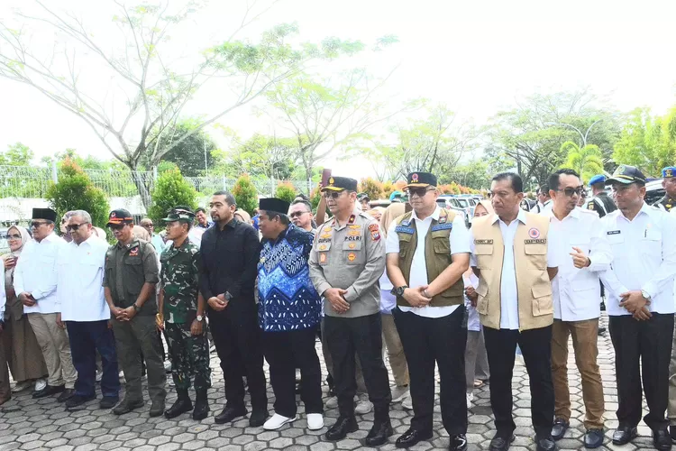 Bantu Korban Bencana Alam di Sumbar, Pj Wako Padang Andree Algamar Sambut Kedatangan Menhan Prabowo (Humas Pemko Padang )