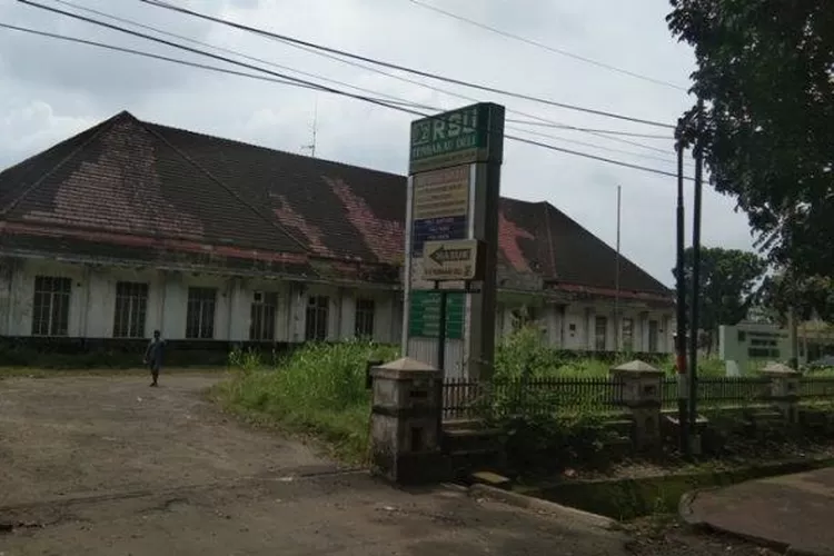 Misteri Keangkeran Rumah Sakit Tua Tembakau Deli di mana sejarah perkebunan Deli dimulai ketika langkah kerja Jacobus Nienhuys dan para pionir pengusaha perkebunan pertama kali menggarap atau membuka wilayah perkebunan di Sumatera Utara.