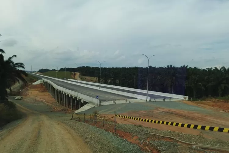 Ilustrasi pembangunan Jalan Tol Prabumulih-Muara Enim di Sumatera Selatan sepanjang 54 km. Tol rangkaian Jalan Tol Trans Sumatera (JTTS) ini diupayakan berlanjut konstruksinya di tahun 2025. (Dok: Media Center Riau)