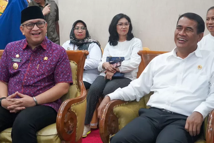 Tugas Perdana Sebagai Pj Wali Kota, Andree Algamar Sambut Kedatangan Mentan Amran Sulaiman (Humas Pemko Padang )