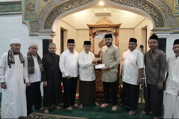 Fadly Amran Subuh Mubaraqah dengan Warga Aur Duri Kota Padang, Serahkan Bantuan Uang dan Alquran