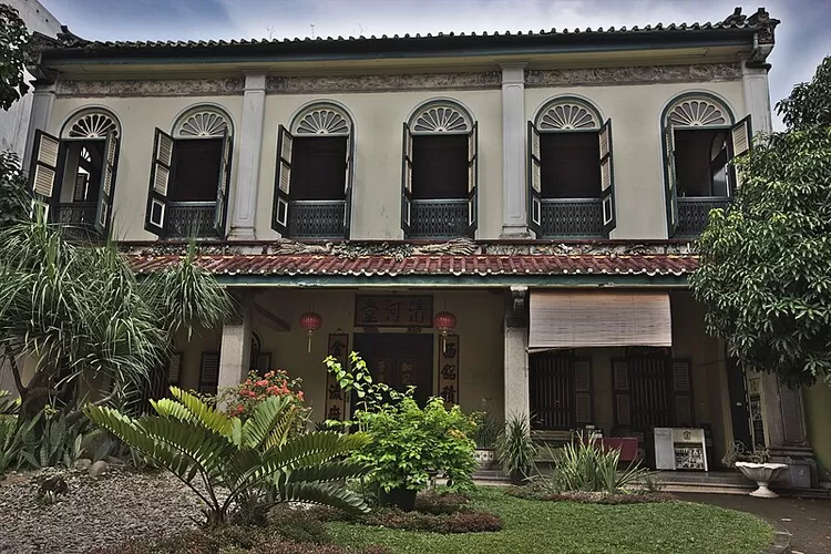 Rumah Tjong A Fie ini selesai dibangun tahun 1900 dan dirancang dengan gaya arsitektur Tionghoa, Eropa, Melayu dan art-deco dan menjadi objek wisata bersejarah di Medan.