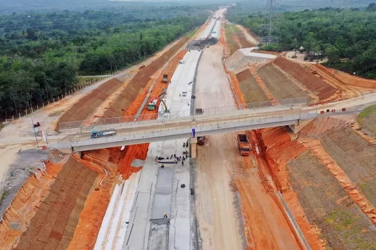 Jalan Tol Padang Sicincin ini mulai di bangun Pada Bulan Februari tahun 2018 yang menghubungkan kota Padang dengan Sicincin yang berada di Kabupaten Padang Pariaman.