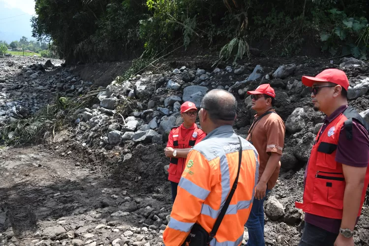 Dirut PT Semen Padang, Indrieffouny Indra mengunjungi lokasi bencana banjir bandang kabar dingin di Tanah Datar, Sabtu (18/5/2024). Dalam kunjungan tersebut, Dirut Indrieffouny juga meninjau jembatan darurat yang dibangun relawan TRC Semen Padang bersama masyarakat&nbsp;setempat. (IST)